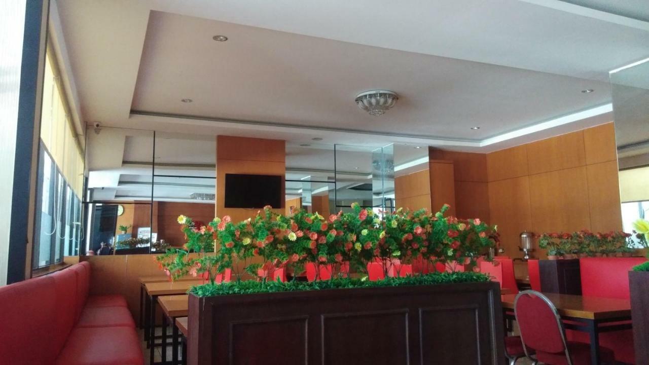 Juanda Hotel Ponorogo Buitenkant foto